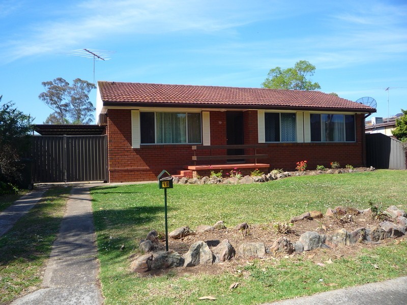 19 Ridgeway Crescent, Quakers Hill NSW 2763