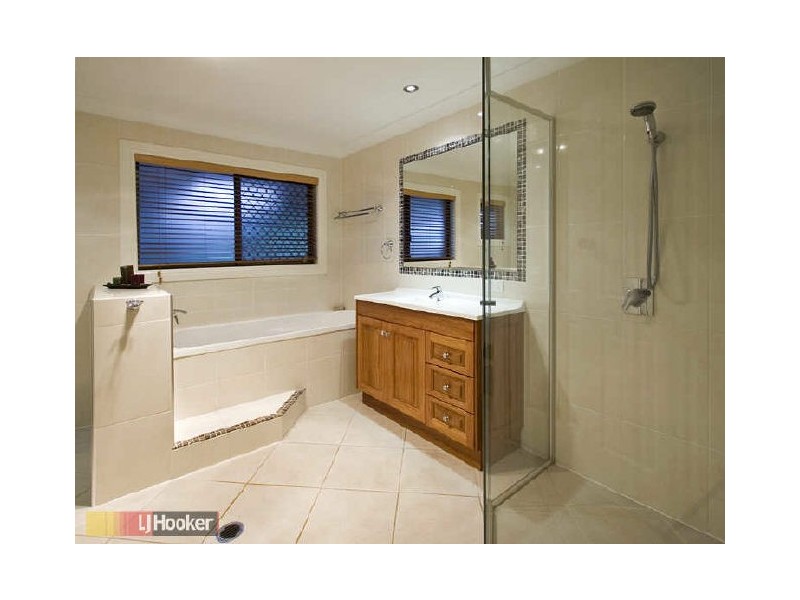 5 Letto Court, Eatons Hill QLD 4037