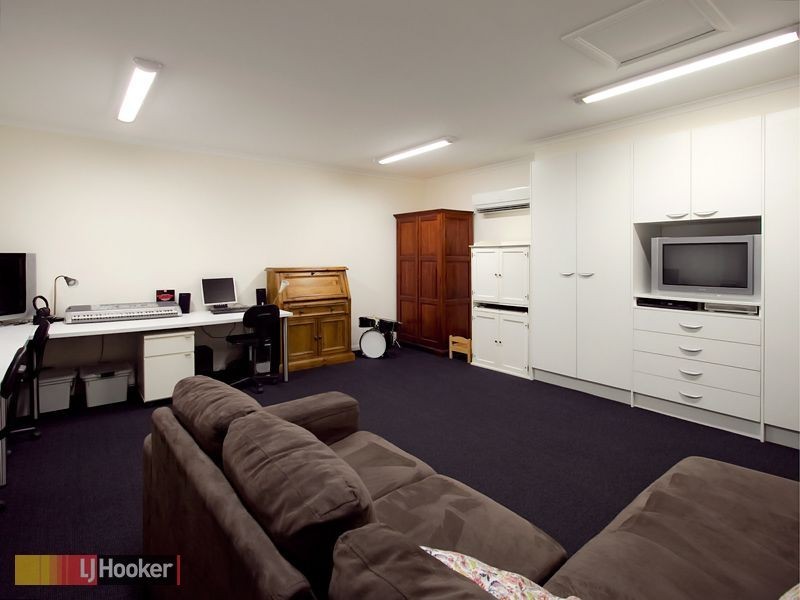 70 Hillenvale Avenue, Arana Hills QLD 4054