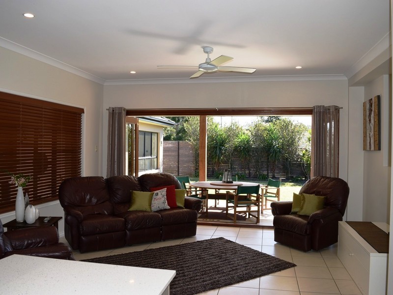 16 Bend Court, Eatons Hill QLD 4037