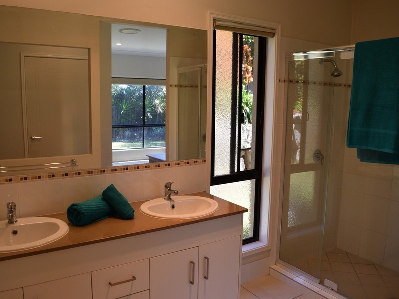 16 Bend Court, Eatons Hill QLD 4037