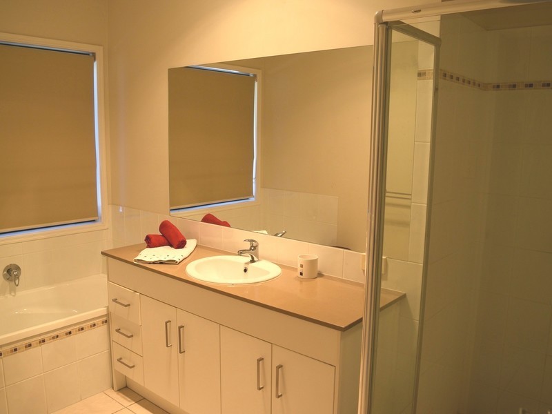 16 Bend Court, Eatons Hill QLD 4037