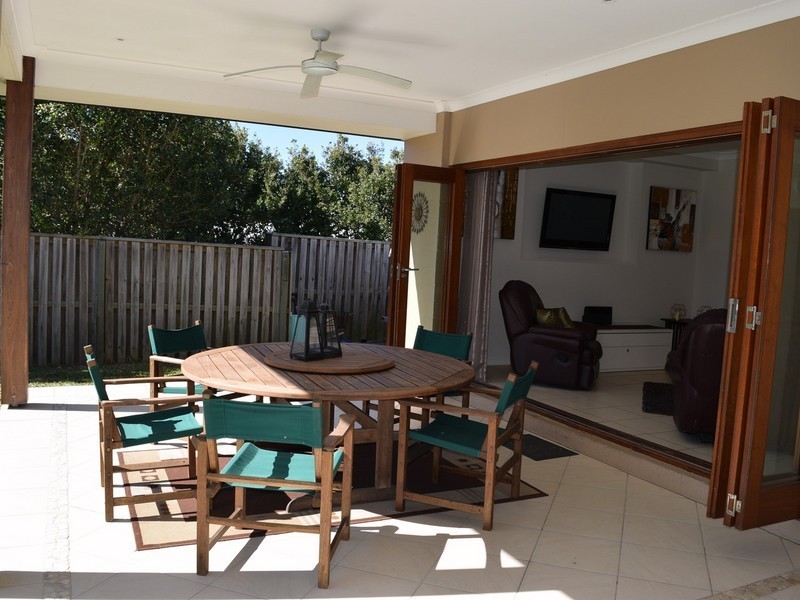 16 Bend Court, Eatons Hill QLD 4037