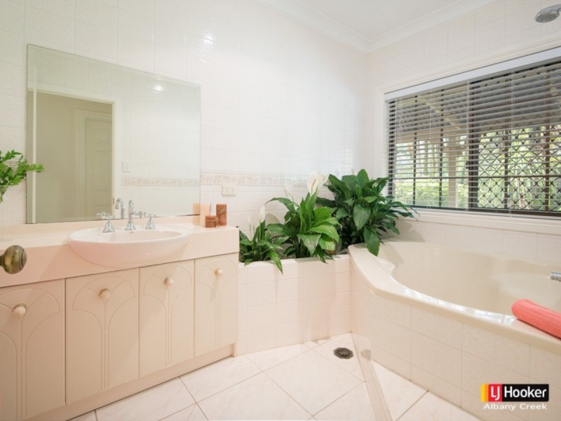 4 La Vista Court, Cashmere QLD 4500