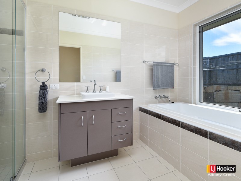 33 Dana Street, Cashmere QLD 4500