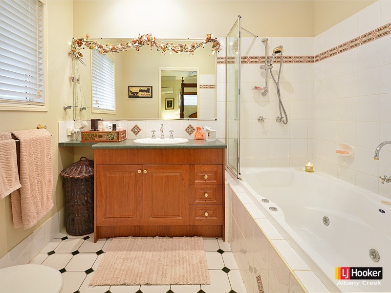 4 Foambark Court, Eatons Hill QLD 4037