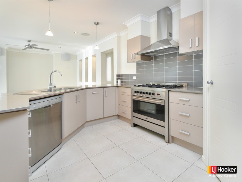 6 Reach Place, Eatons Hill QLD 4037