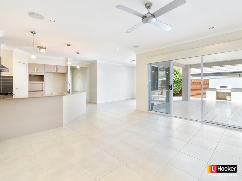6 Reach Place, Eatons Hill QLD 4037