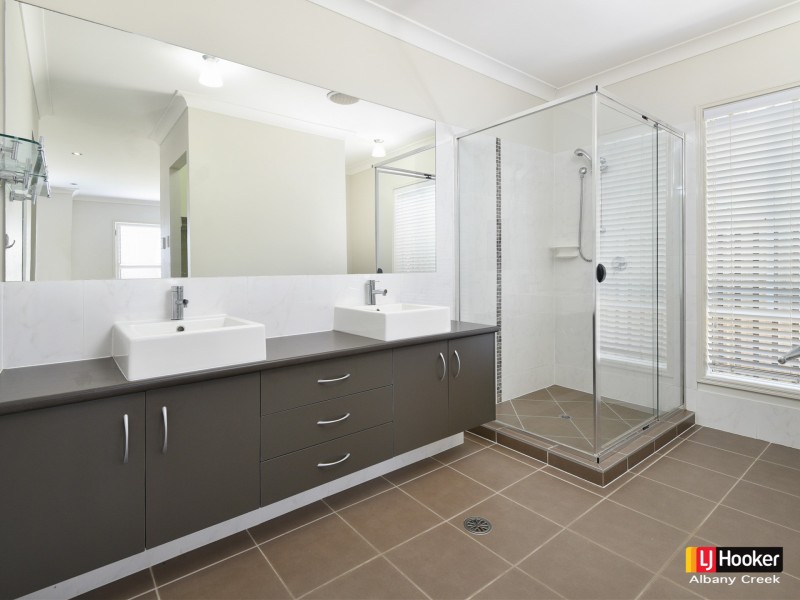 6 Reach Place, Eatons Hill QLD 4037