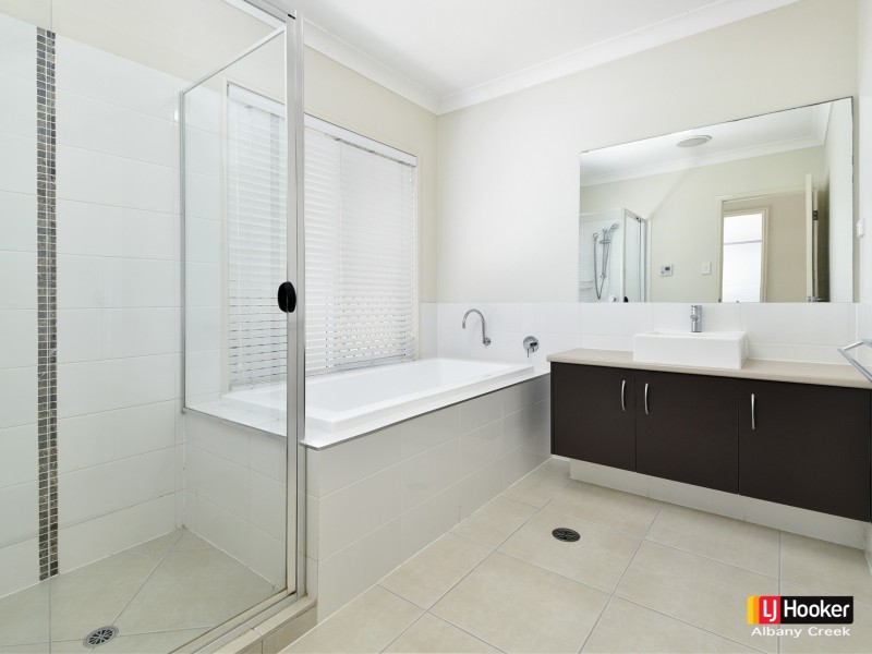 6 Reach Place, Eatons Hill QLD 4037