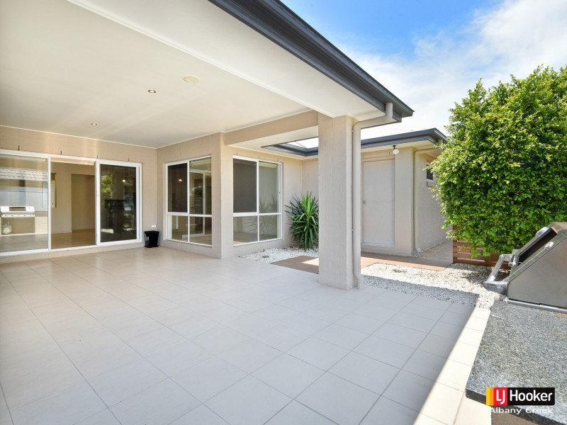 6 Reach Place, Eatons Hill QLD 4037