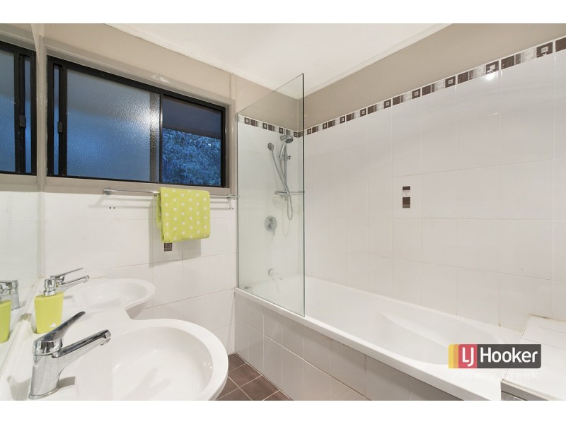 8 Estelle Court, Eatons Hill QLD 4037