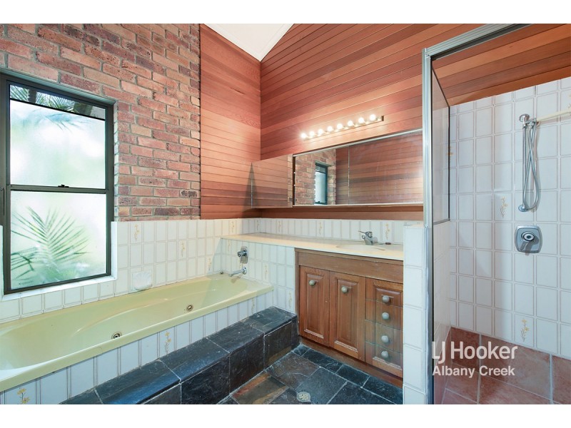 596 Eatons Crossing Road, Clear Mountain QLD 4500