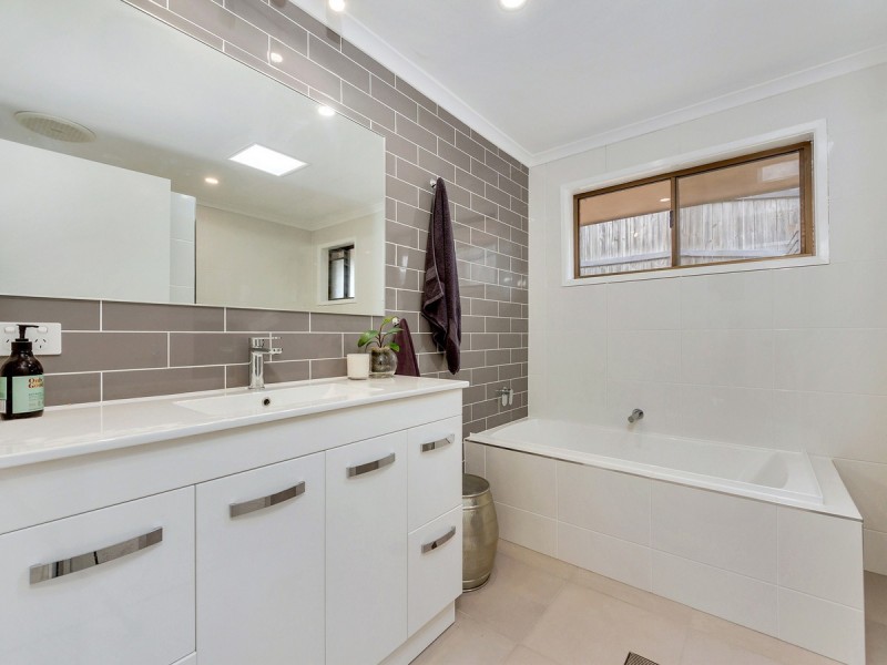 11 Jason Terrace, Eatons Hill QLD 4037