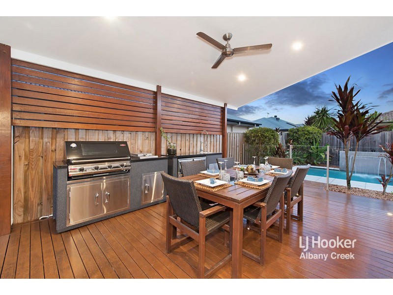 4 Reach Place, Eatons Hill QLD 4037