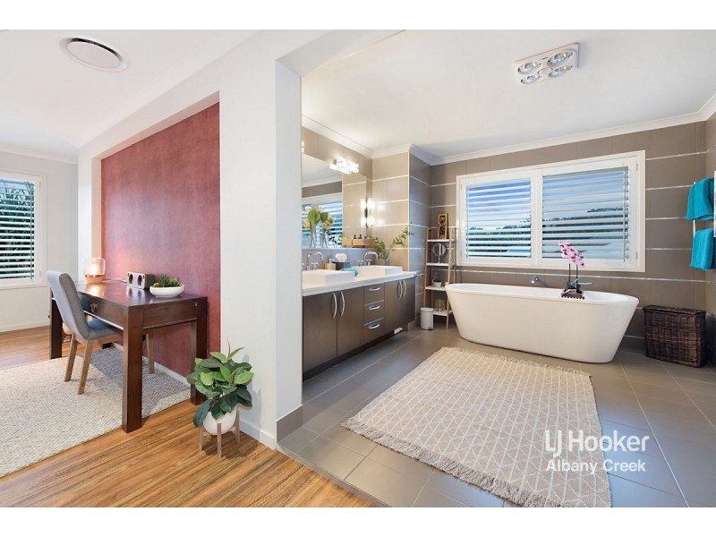 4 Reach Place, Eatons Hill QLD 4037