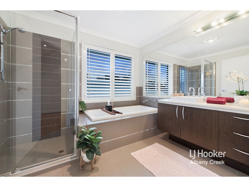 4 Reach Place, Eatons Hill QLD 4037