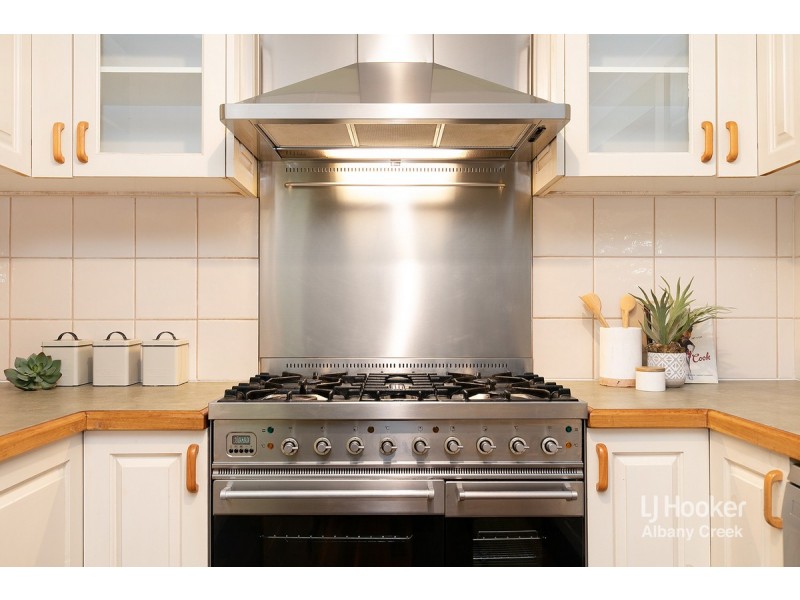 11 Sunblest Court, Eatons Hill QLD 4037