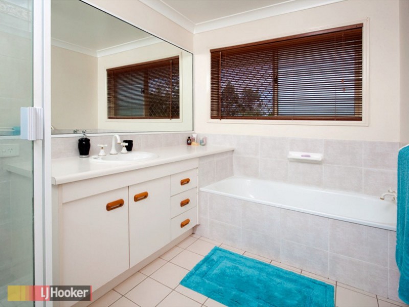 17 Atoll Crescent, Eatons Hill QLD 4037