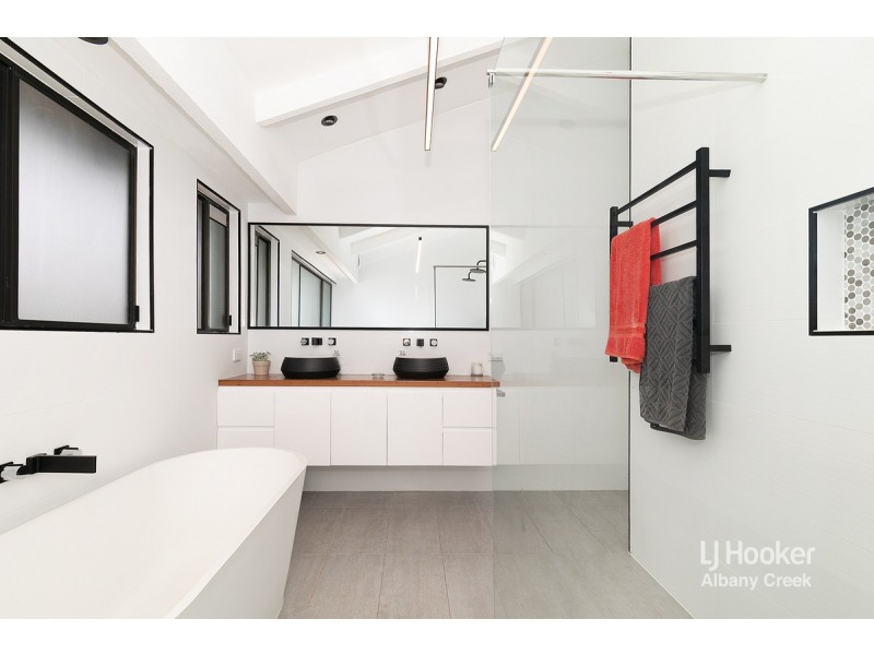 4 Fortuna Court, Eatons Hill QLD 4037