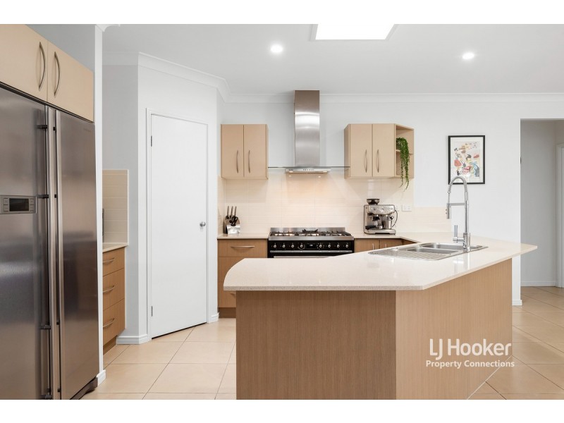 7 Reach Place, Eatons Hill QLD 4037