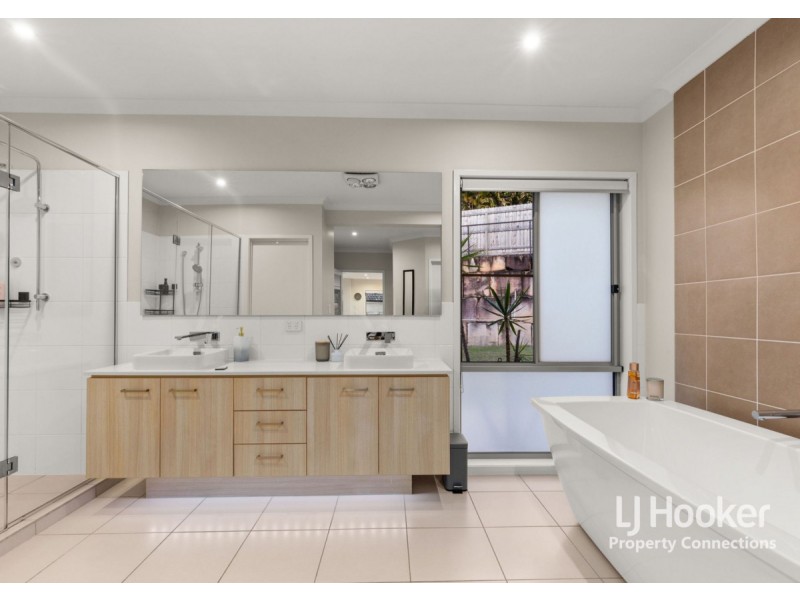 5 Maggie Place, Cashmere QLD 4500