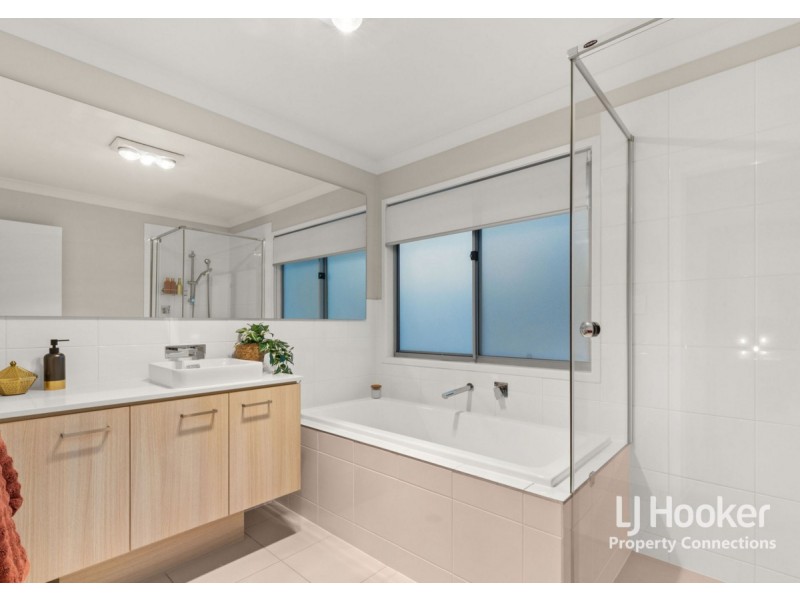 5 Maggie Place, Cashmere QLD 4500