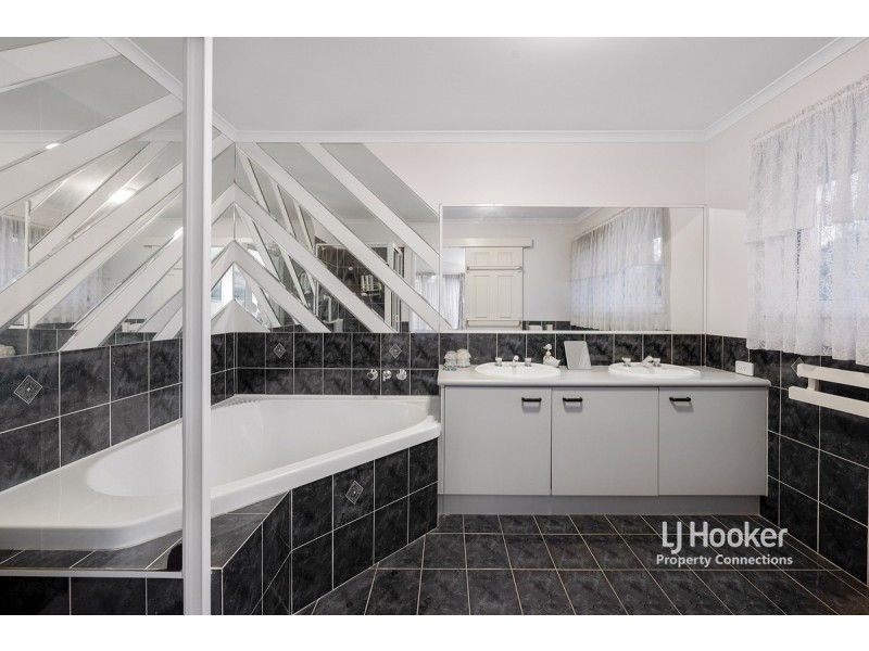 5 Saraband Drive, Eatons Hill QLD 4037