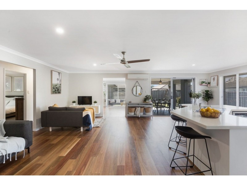 21 Crossing Drive, Eatons Hill QLD 4037