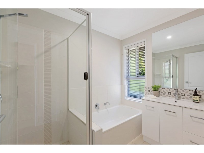 21 Crossing Drive, Eatons Hill QLD 4037