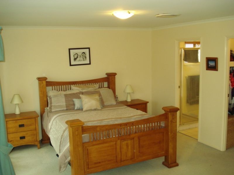 2 Glendore Court, Eatons Hill QLD 4037