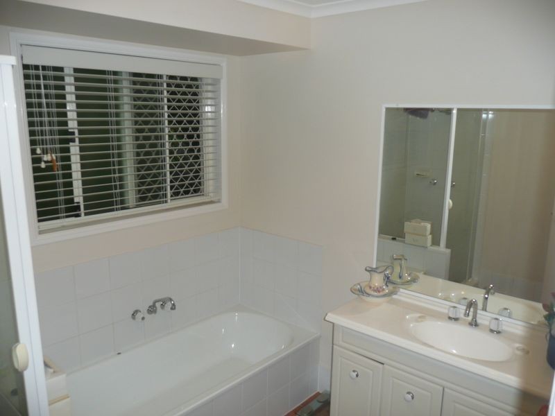 17 Saraband Drive, Eatons Hill QLD 4037