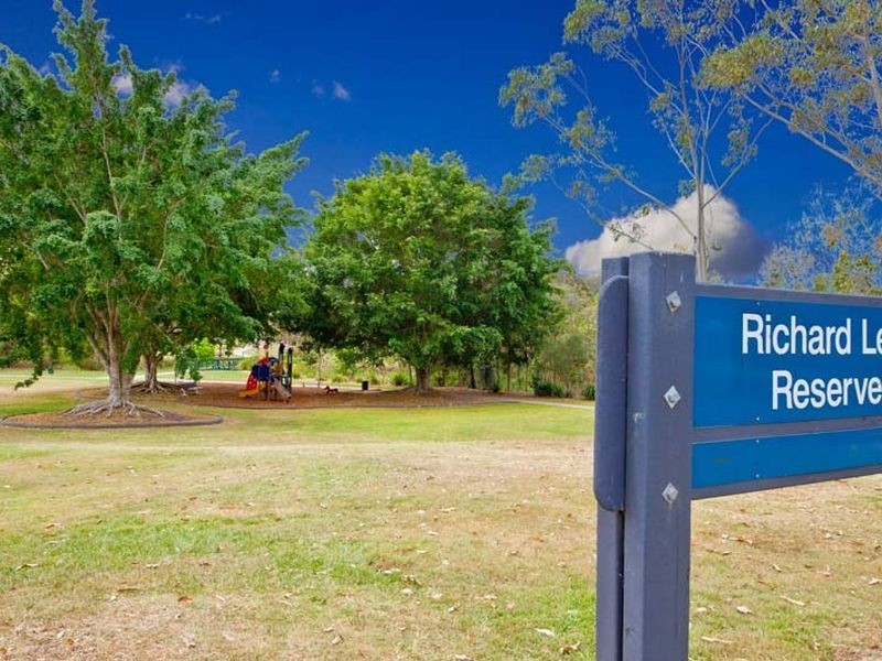 2 Silkyoak Way, Albany Creek QLD 4035