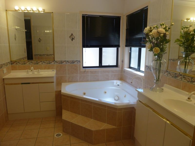 1 Holly Court, Albany Creek QLD 4035