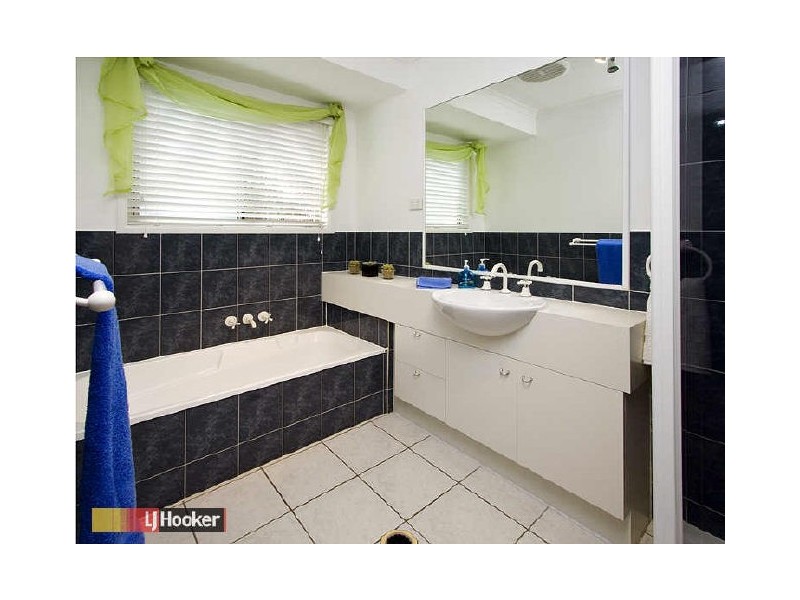 7 Atoll Crescent, Eatons Hill QLD 4037