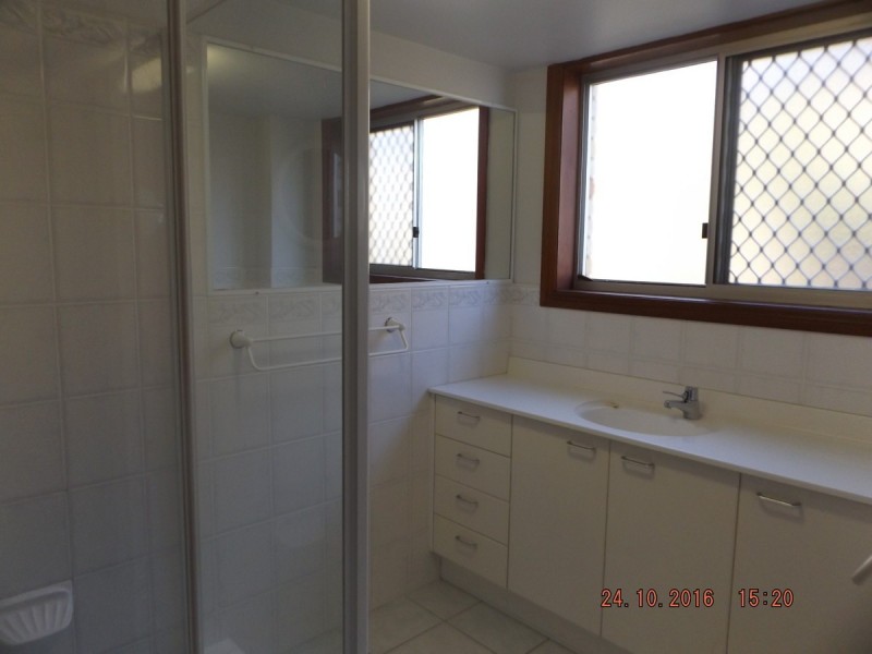 2/264 Marine Parade, Labrador QLD 4215