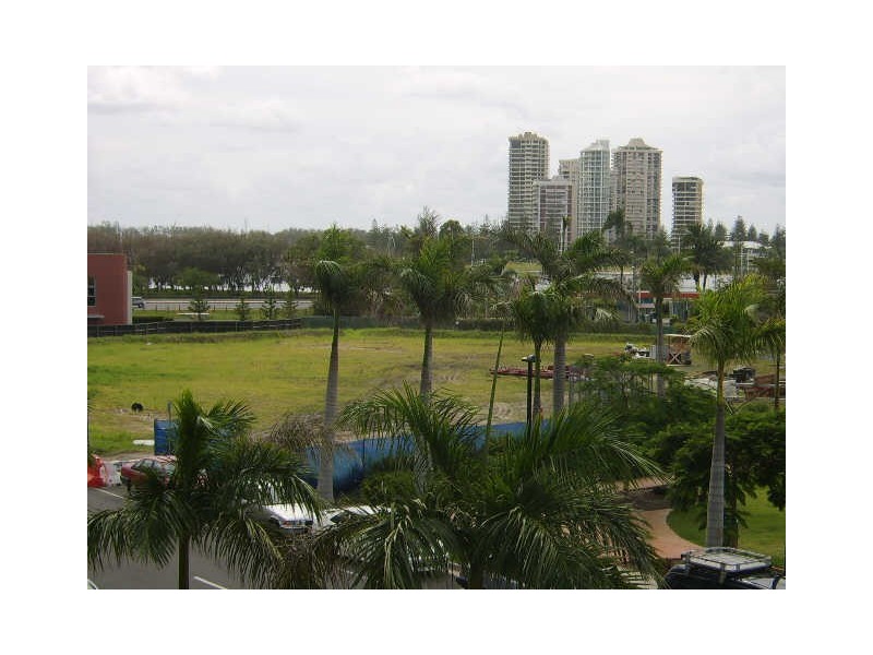 402/3 Como Crescent, Southport QLD 4215