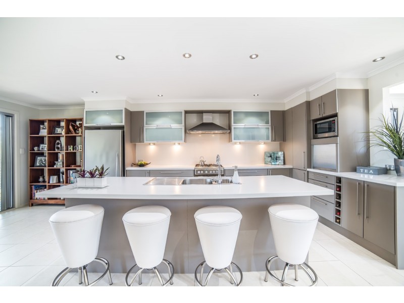 16 Tasman Avenue, Molendinar QLD 4214