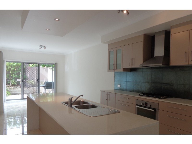 2/81 Pohlman Street, Southport QLD 4215