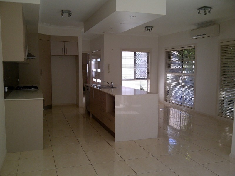 2/81 Pohlman Street, Southport QLD 4215