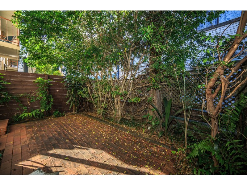 4/9 Proud Street, Labrador QLD 4215