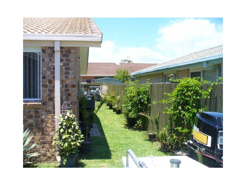2/4 Jannie Court, Labrador QLD 4215