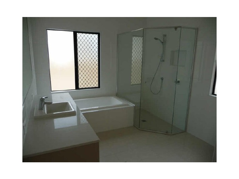 1/134 Ridgeway Avenue, Southport QLD 4215