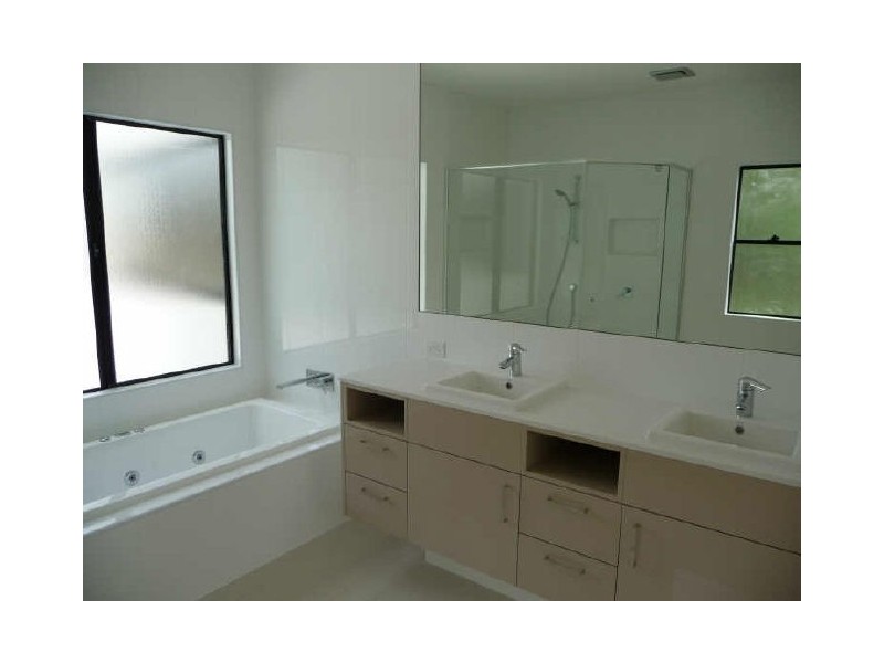 1/134 Ridgeway Avenue, Southport QLD 4215