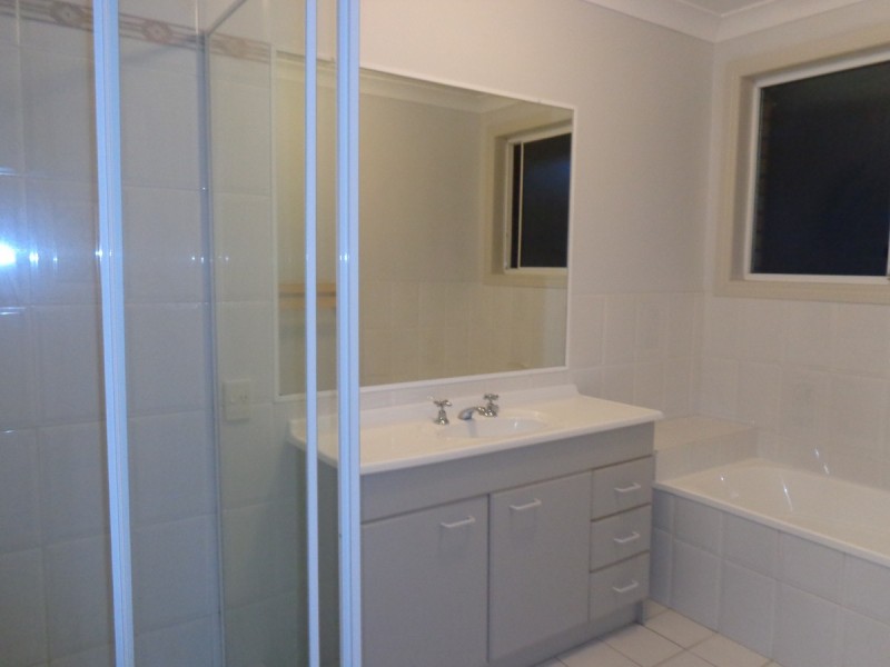 4 Yarraglen Place, Parkwood QLD 4214