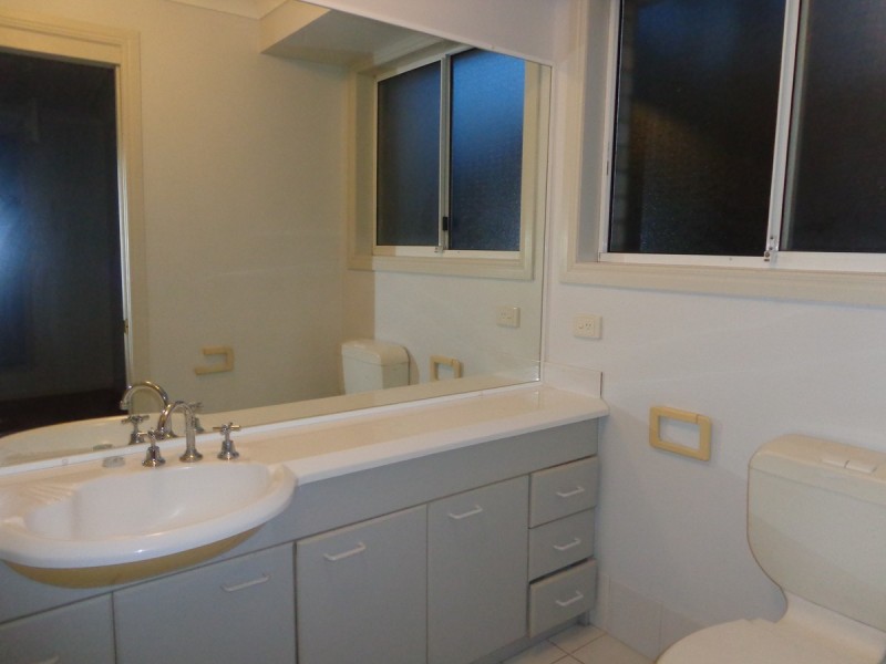 4 Yarraglen Place, Parkwood QLD 4214