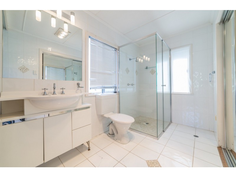 2 Middle Street, Labrador QLD 4215