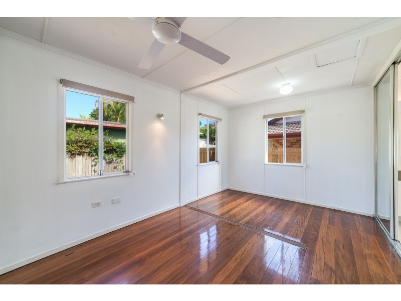 2 Middle Street, Labrador QLD 4215