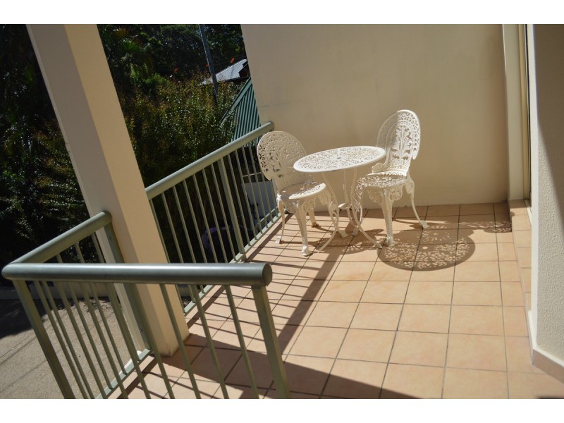 2/4 Walton Street, Southport QLD 4215