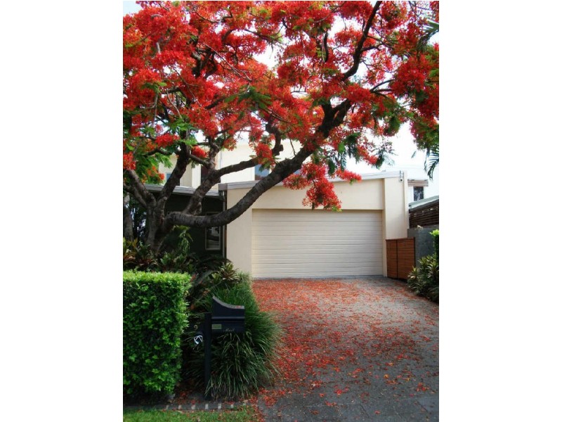 9 Vespa Crescent, Isle Of Capri QLD 4217